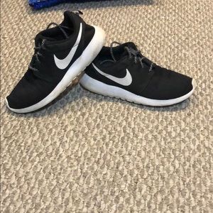 Black Nike Roshes size 8